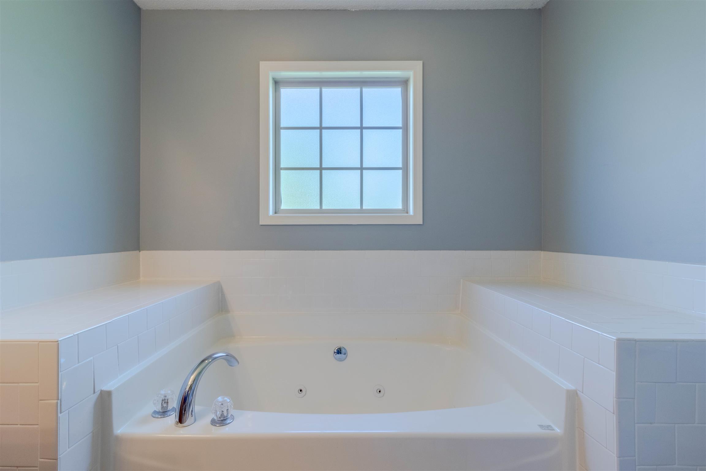 1923 Needmore Road Clarksville, TN 37042 - Photo 15 of 28 Huge tub area