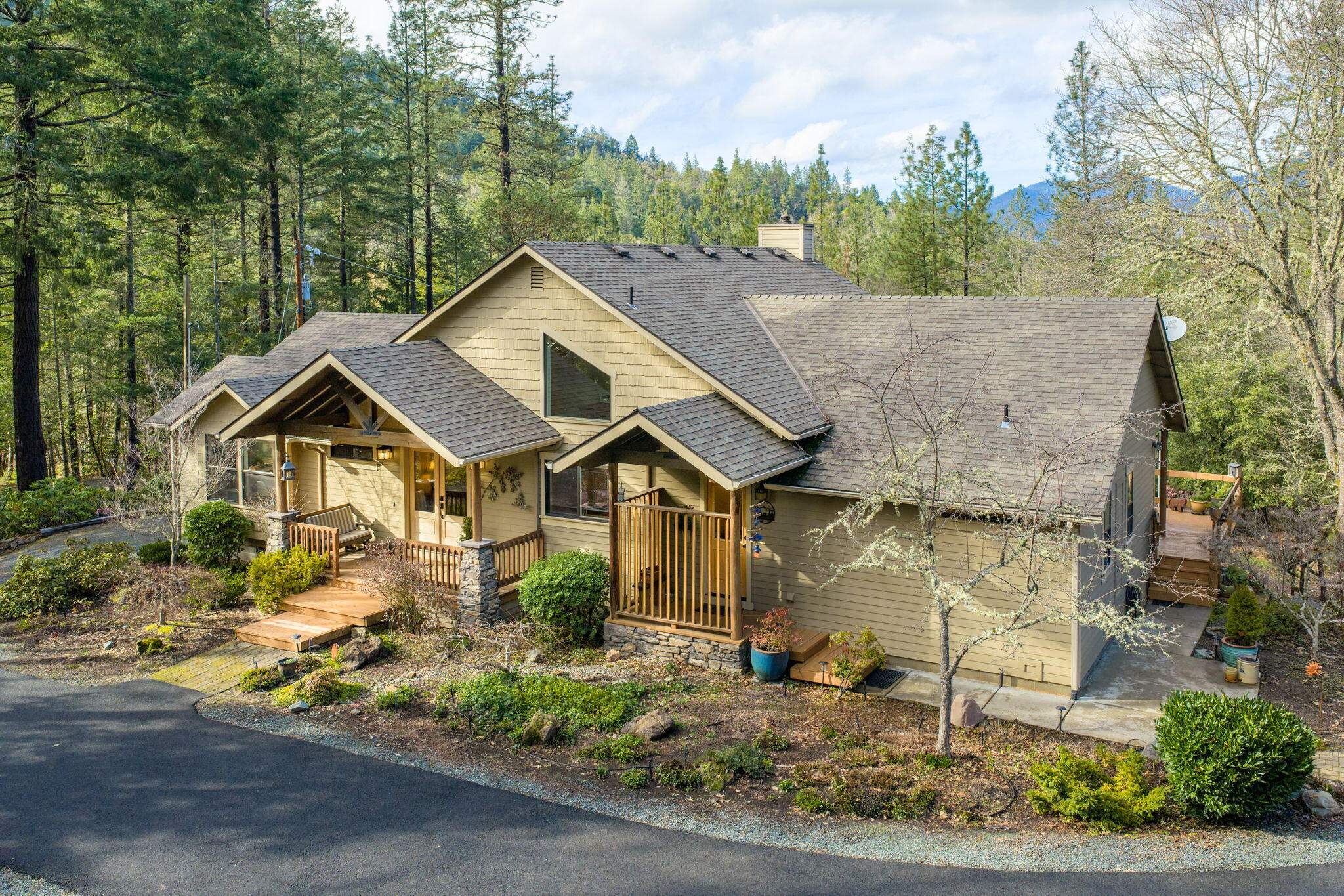565 Greens Creek Road Grants Pass, OR 97527 - Photo 2 of 55 ApxGCR00005