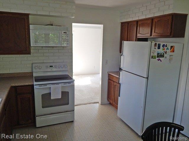 1050 Barneswood Lane Rochester, MI 48306 - Photo 4 of 15 kitchen3.jpg