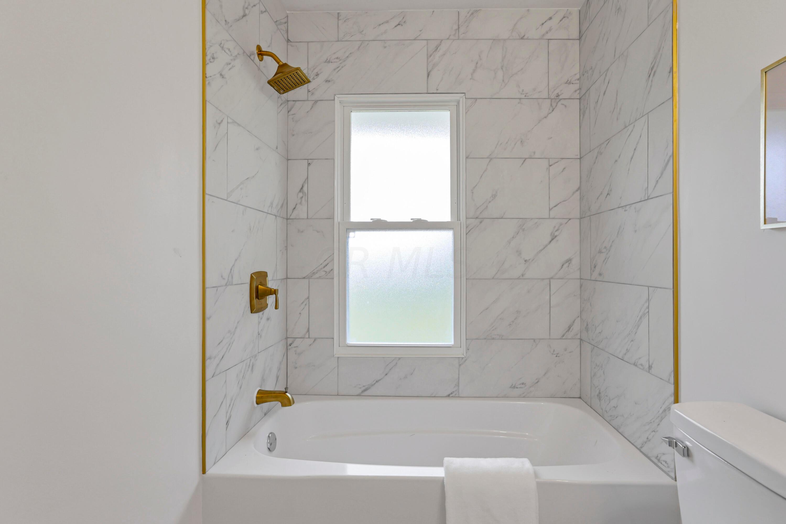 1088 Amity Road Galloway, OH 43119 - Photo 21 of 34 Primary Bedroom Suite Bathroom