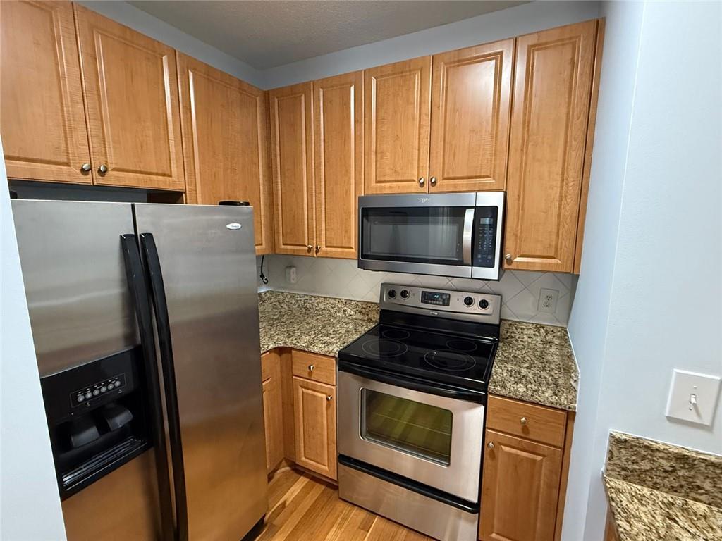 10 Perimeter Summit Boulevard, Unit 3201 Brookhaven, GA 30319 - Photo 5 of 27 a kitchen with a stove microwave and refrigerator
