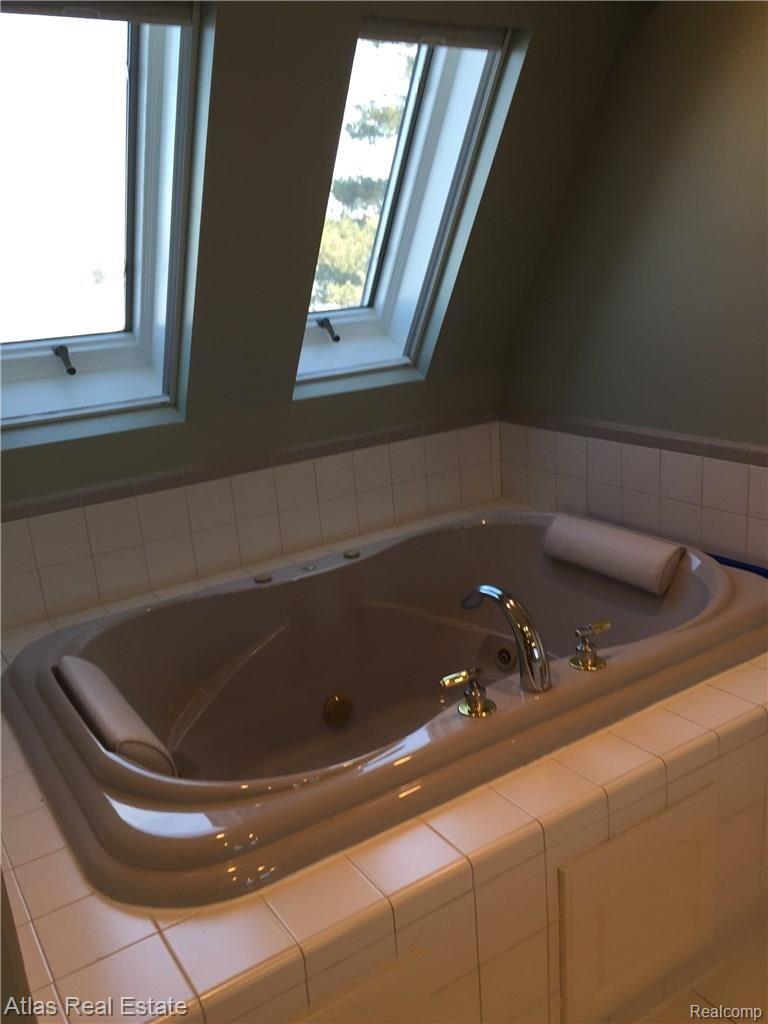 9519 Ridge Road Goodrich, MI 48438 - Photo 20 of 25 master bathroom jetted tub upper level