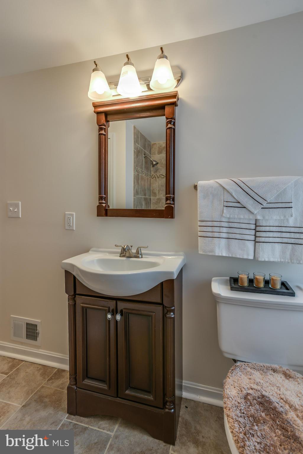 6019 Falkirk Road Baltimore, MD 21239 - Photo 11 of 27 Bath - Upper