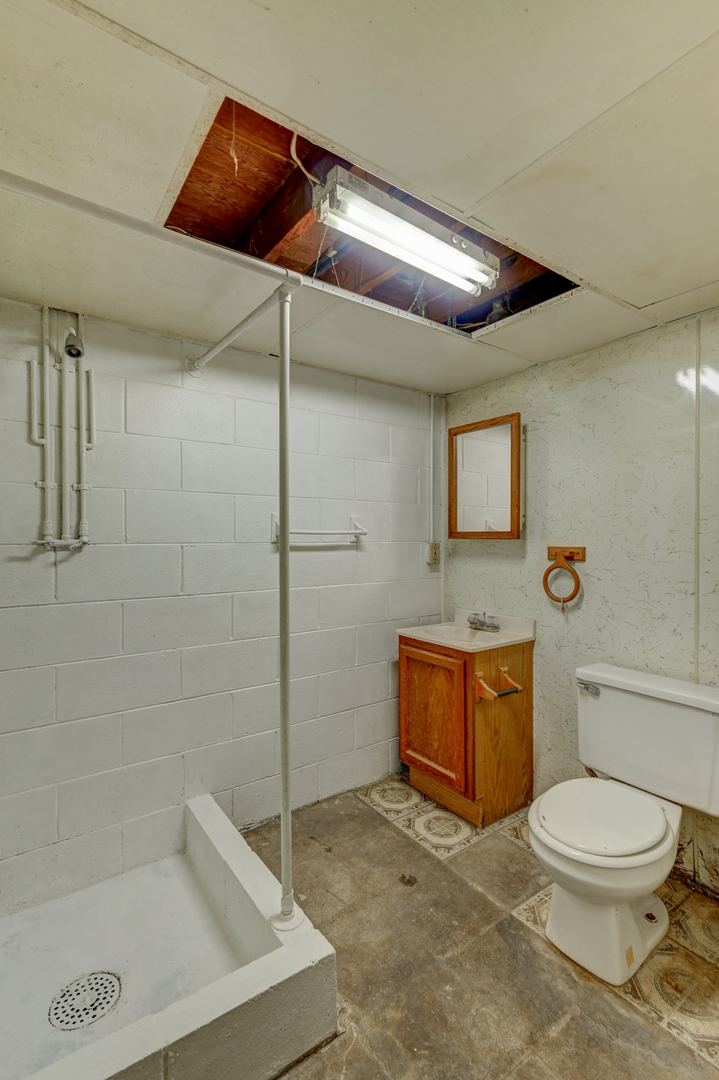2602 Fairway Drive Joliet, IL 60435 - Photo 15 of 20 a bathroom with a toilet a sink and bathtub
