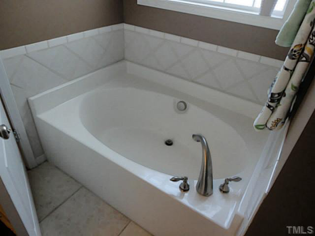 2530 Asher View Court Raleigh, NC 27606 - Photo 11 of 25 Large Garden STYLE Tub