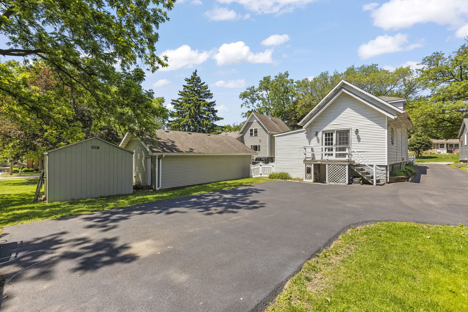 520 South Jefferson Street Lockport, IL 60441 - Photo 21 of 31 a house with a outdoor space