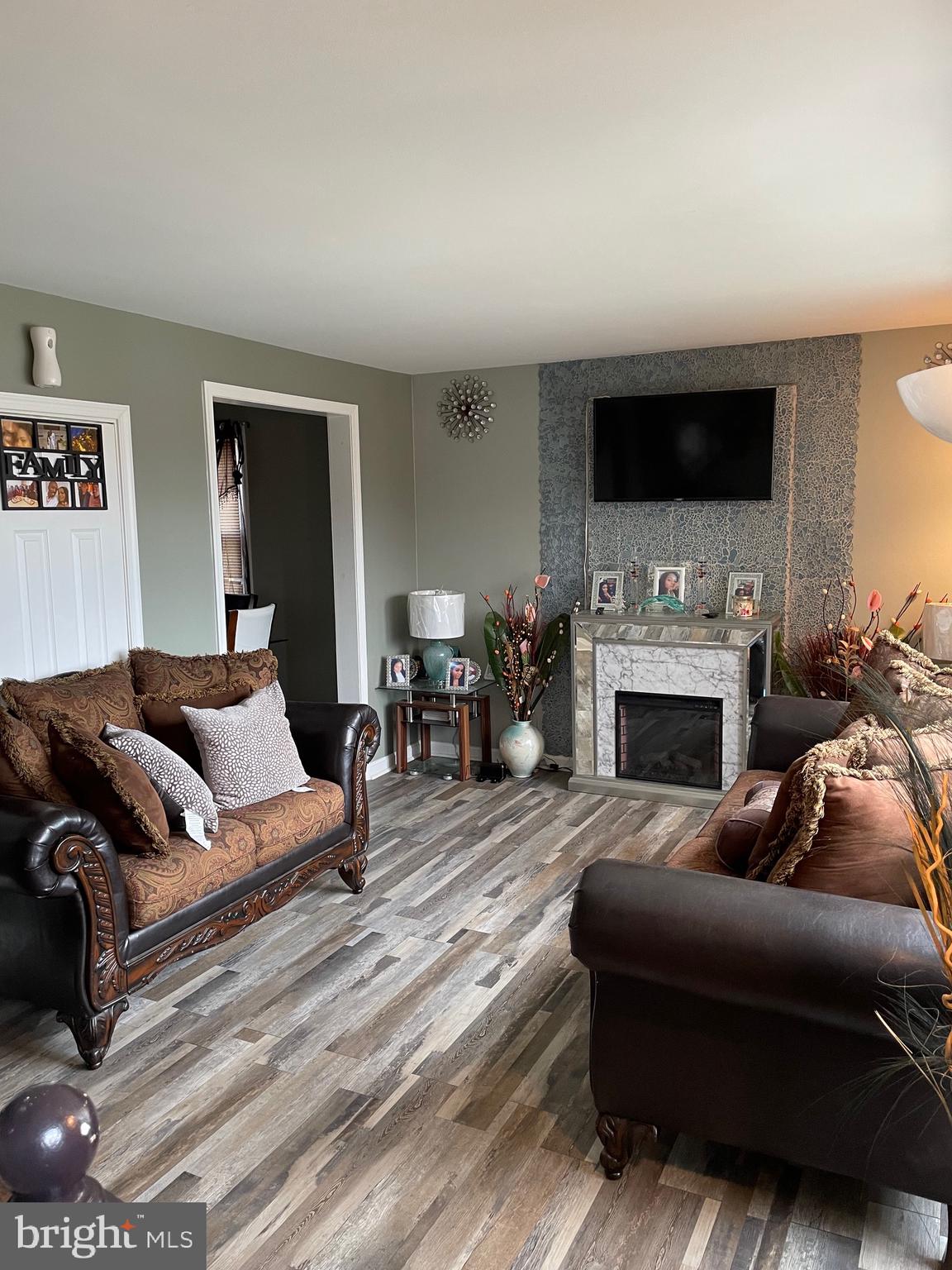 817 Templecliff Road Pikesville, MD 21208 - Photo 3 of 21 Living Room