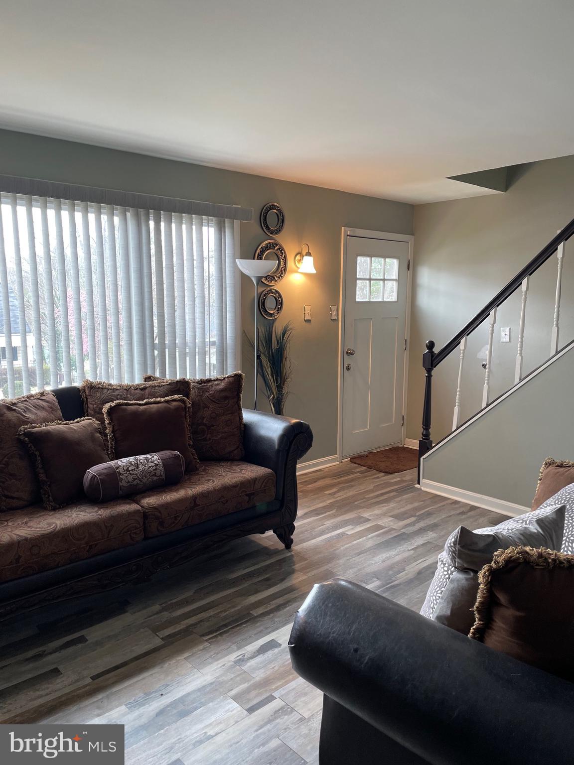 817 Templecliff Road Pikesville, MD 21208 - Photo 4 of 21 Living Room