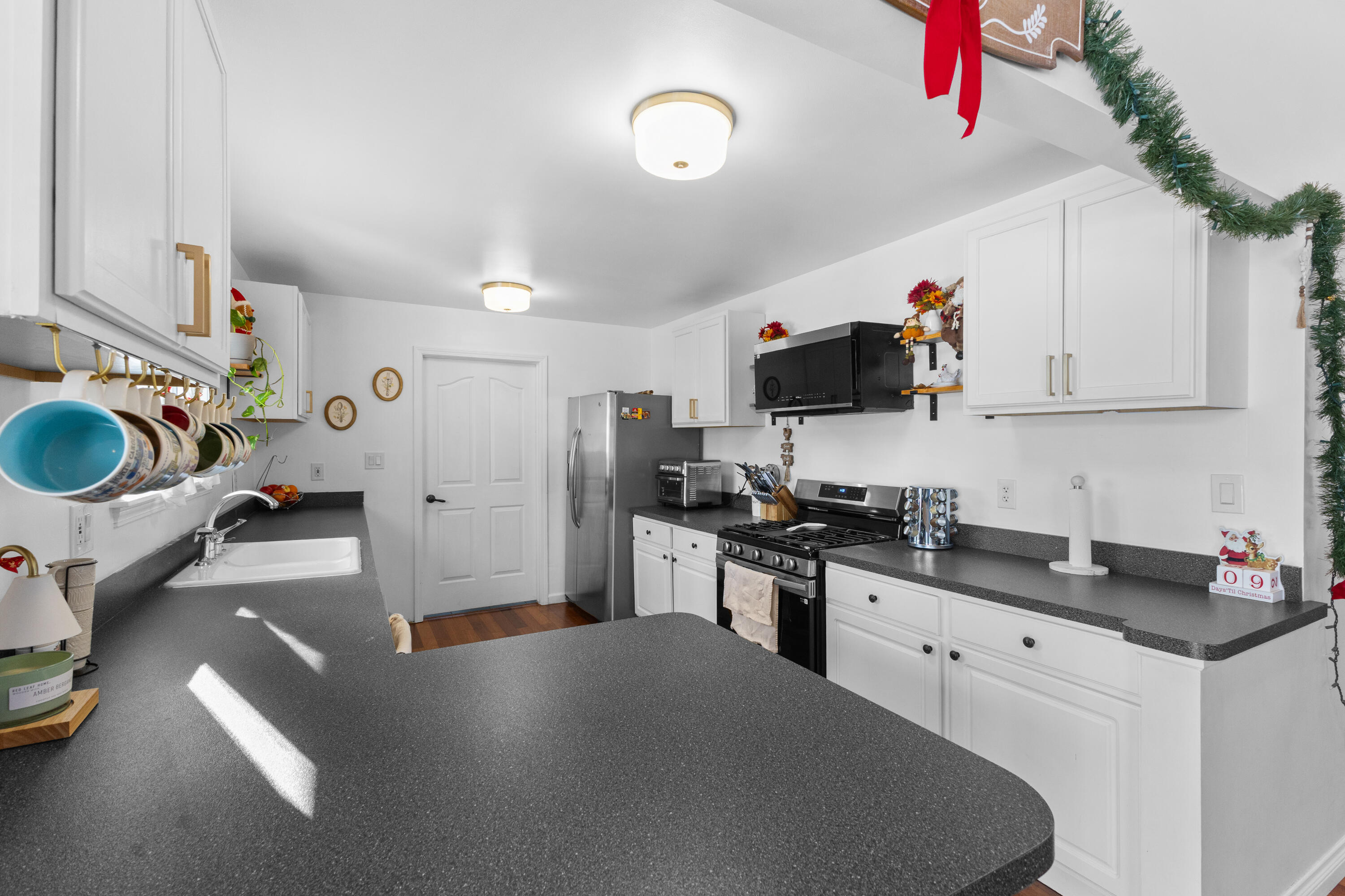 39340 Hamon Street Harrison Township, MI 48045 - Photo 7 of 36 Kitchen