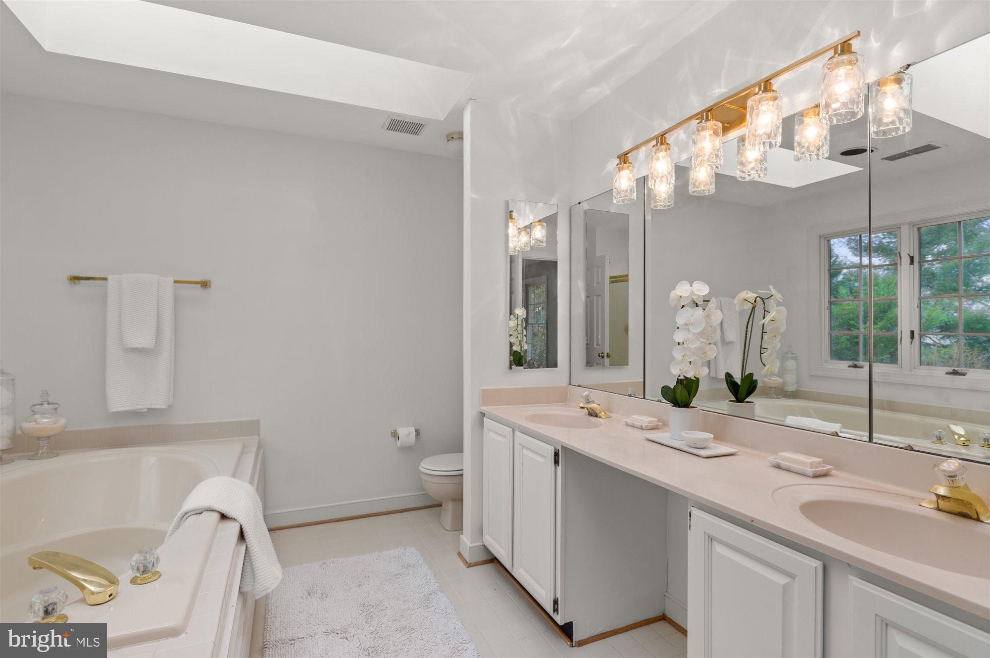 10905 Forest Ridge Terrace North Potomac, MD 20878 - Photo 17 of 33 Primary Full Bathroom