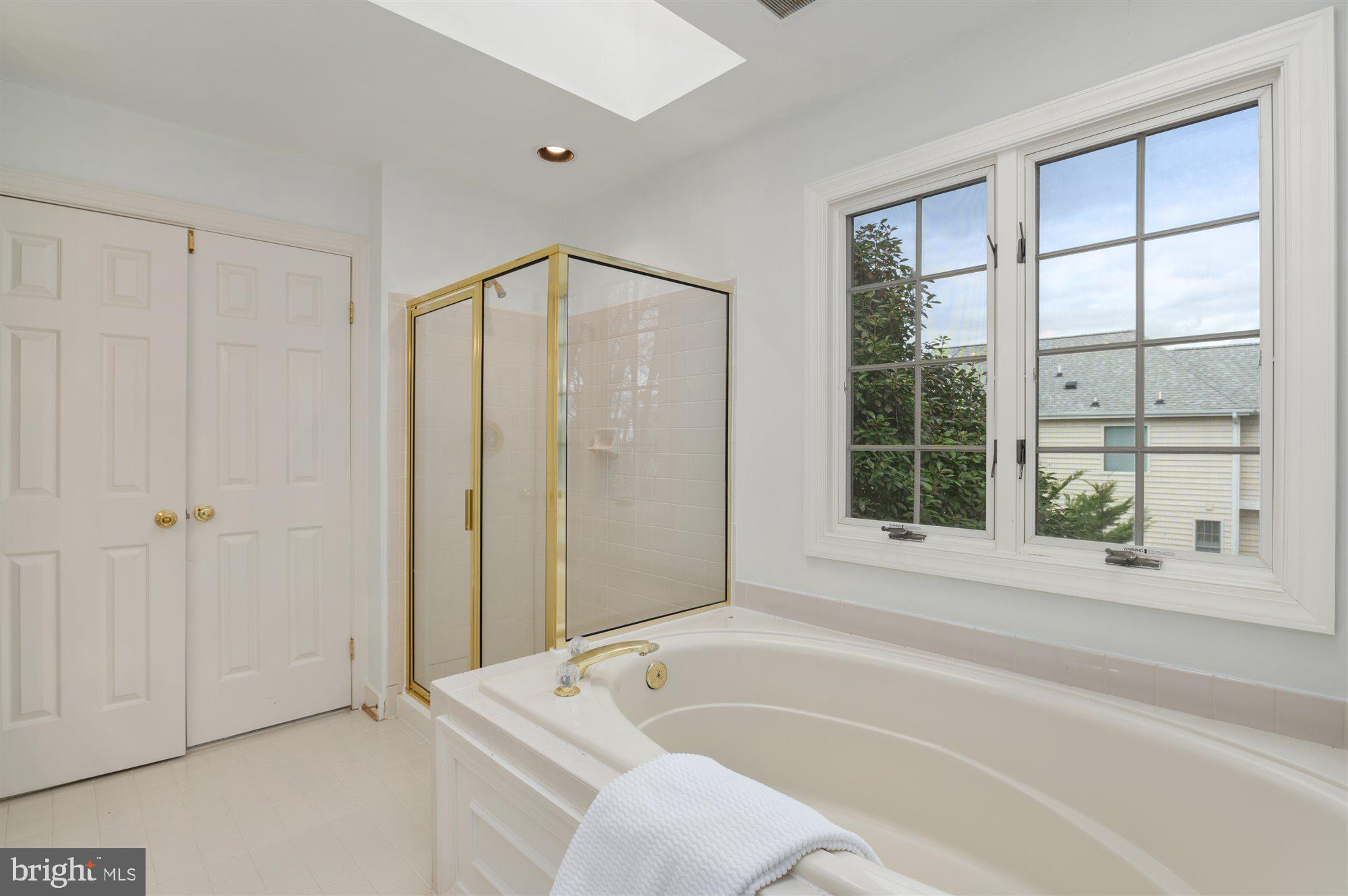 10905 Forest Ridge Terrace North Potomac, MD 20878 - Photo 18 of 33 Primary Full Bathroom w/Soaking Tub, Stall Shower