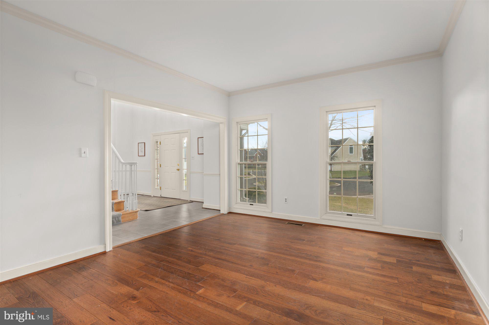 10905 Forest Ridge Terrace North Potomac, MD 20878 - Photo 3 of 33 Sunny & Bright Living Room