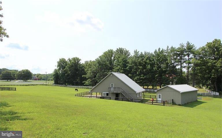 Barn w/ Detached 3 Car Garage w/private access Rod