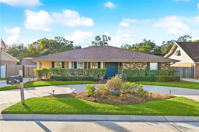 $415,000 | 121 Langridge Drive, Belle Chasse, LA 70037