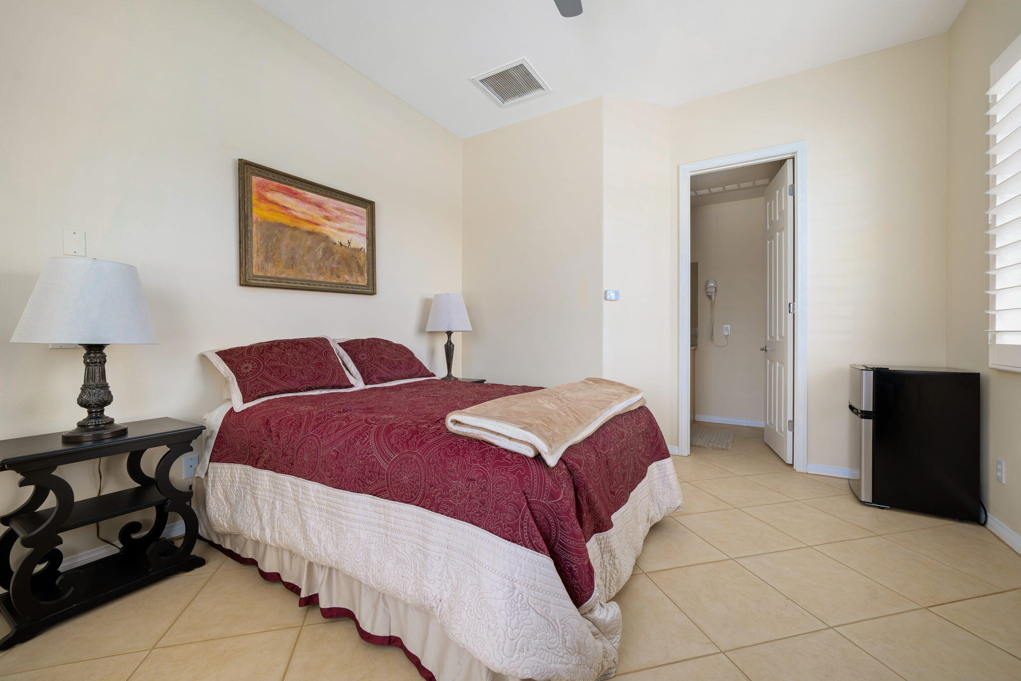 5 Lyon Road Rancho Mirage, CA 92270 - Photo 49 of 50 a bedroom with a bed and a lamp