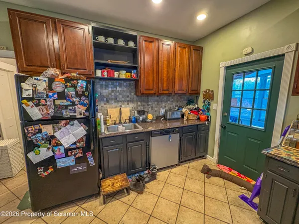 a very nice looking room with many windows and stuff
