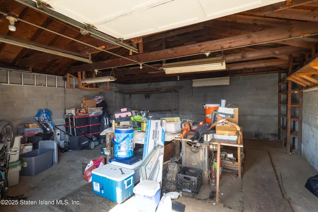 a black and white photo of a picture