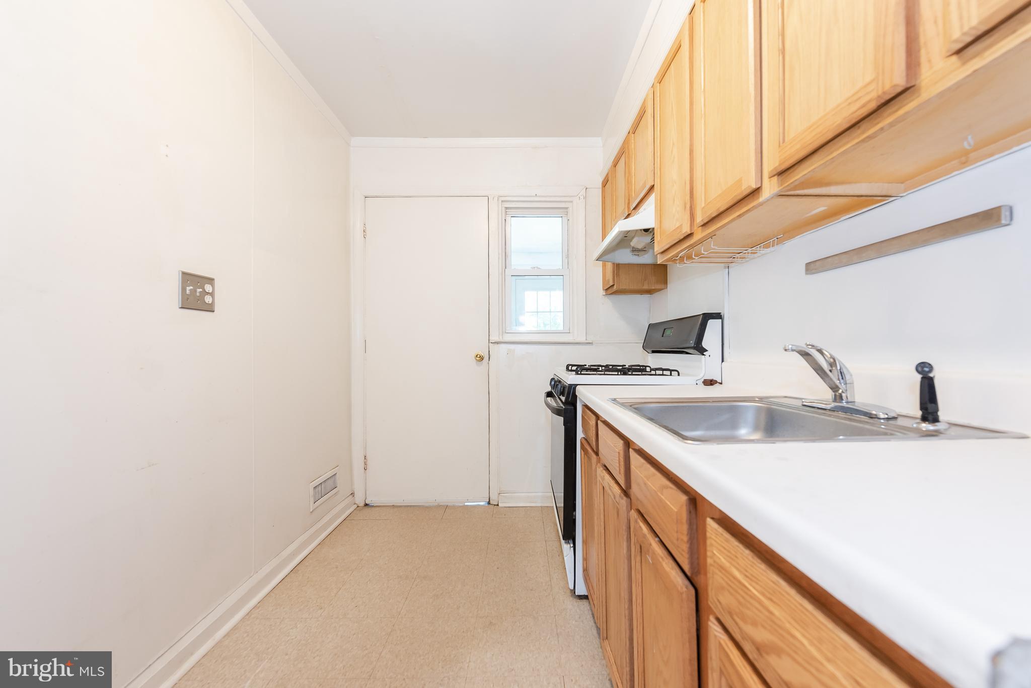 676 Middlesex Road Essex, MD 21221 - Photo 12 of 30 Kitchen