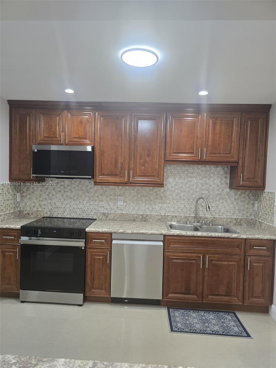 780 West 74th Place Hialeah, FL 33014 - Photo 12 of 24