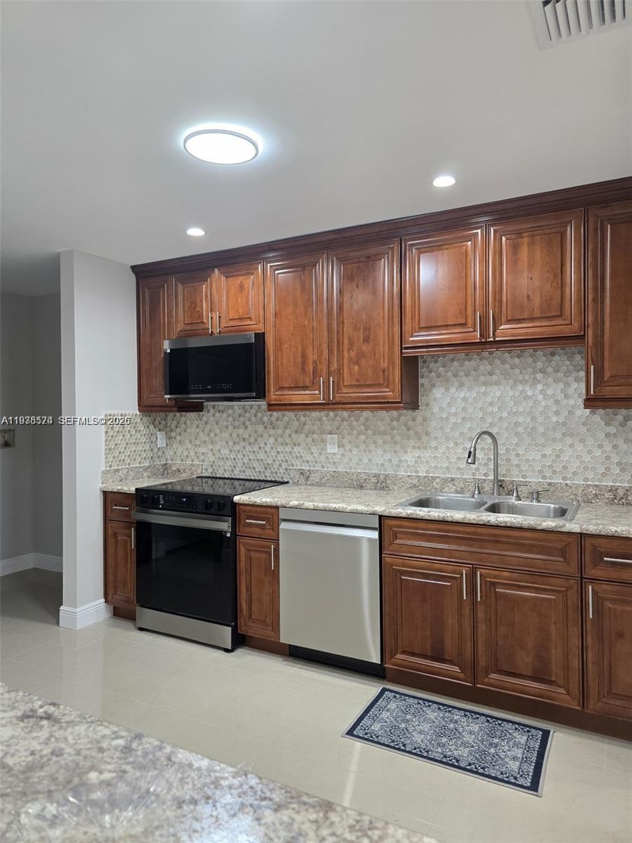 780 West 74th Place Hialeah, FL 33014 - Photo 13 of 24