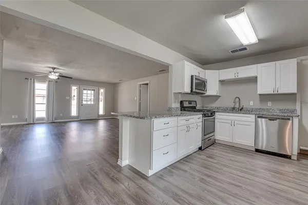 $2,100 | 407 Kenway Street, Rockwall, TX 75087