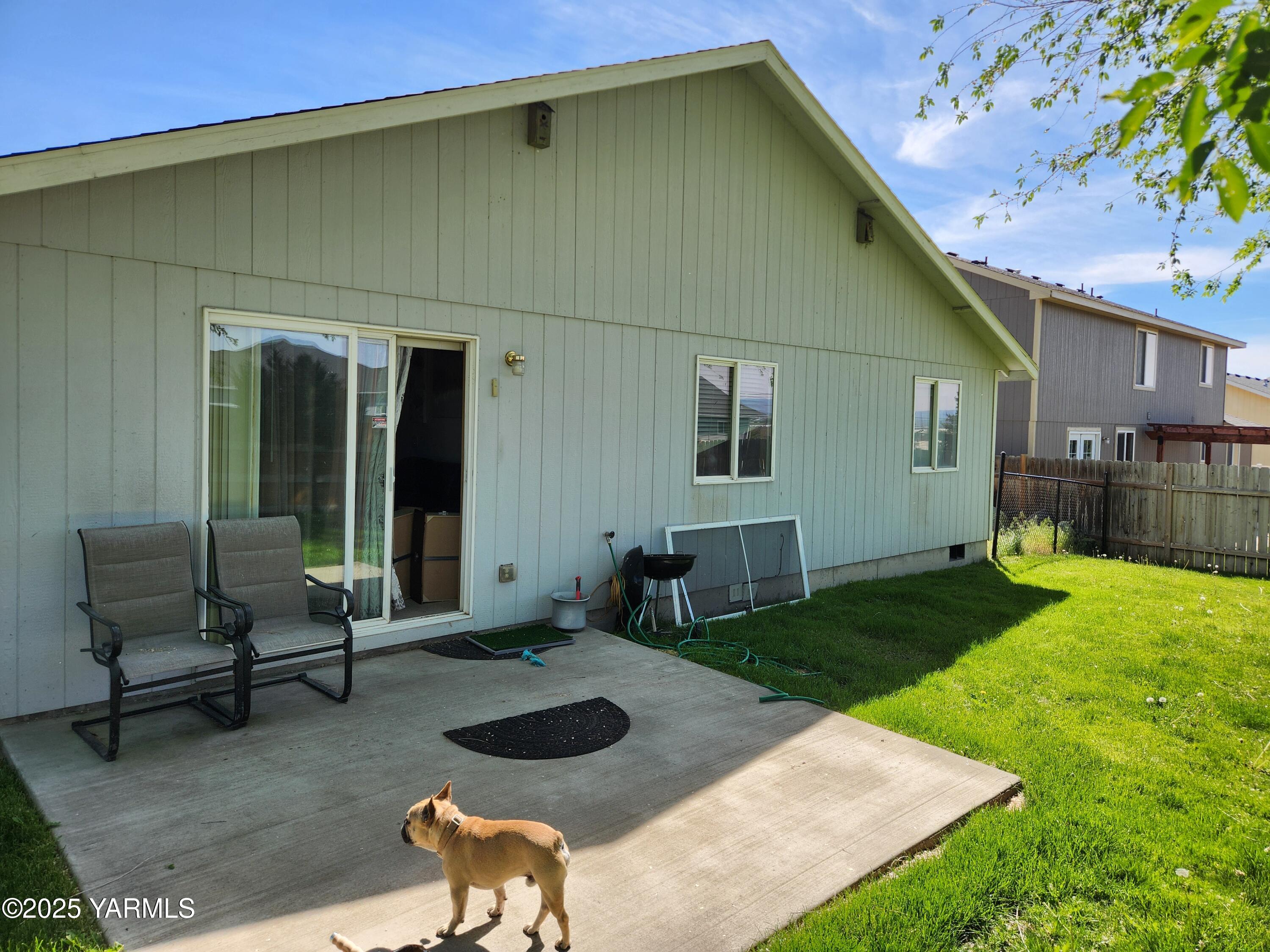 207 Clemans Avenue Moxee, WA 98936 - Photo 4 of 9 a backyard of a house with seating space