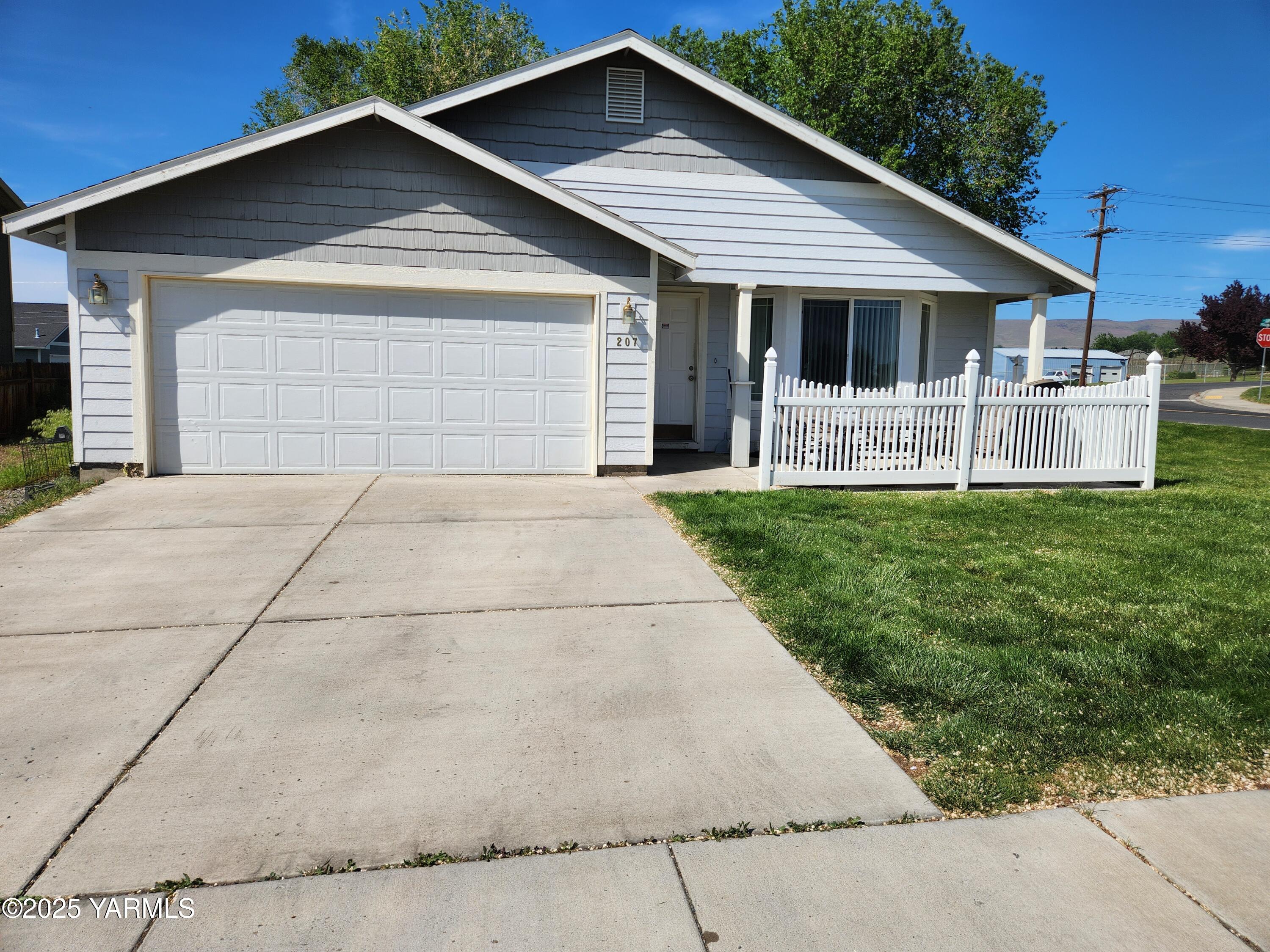 207 Clemans Avenue Moxee, WA 98936 - Photo 5 of 9 a front view of a house with a yard