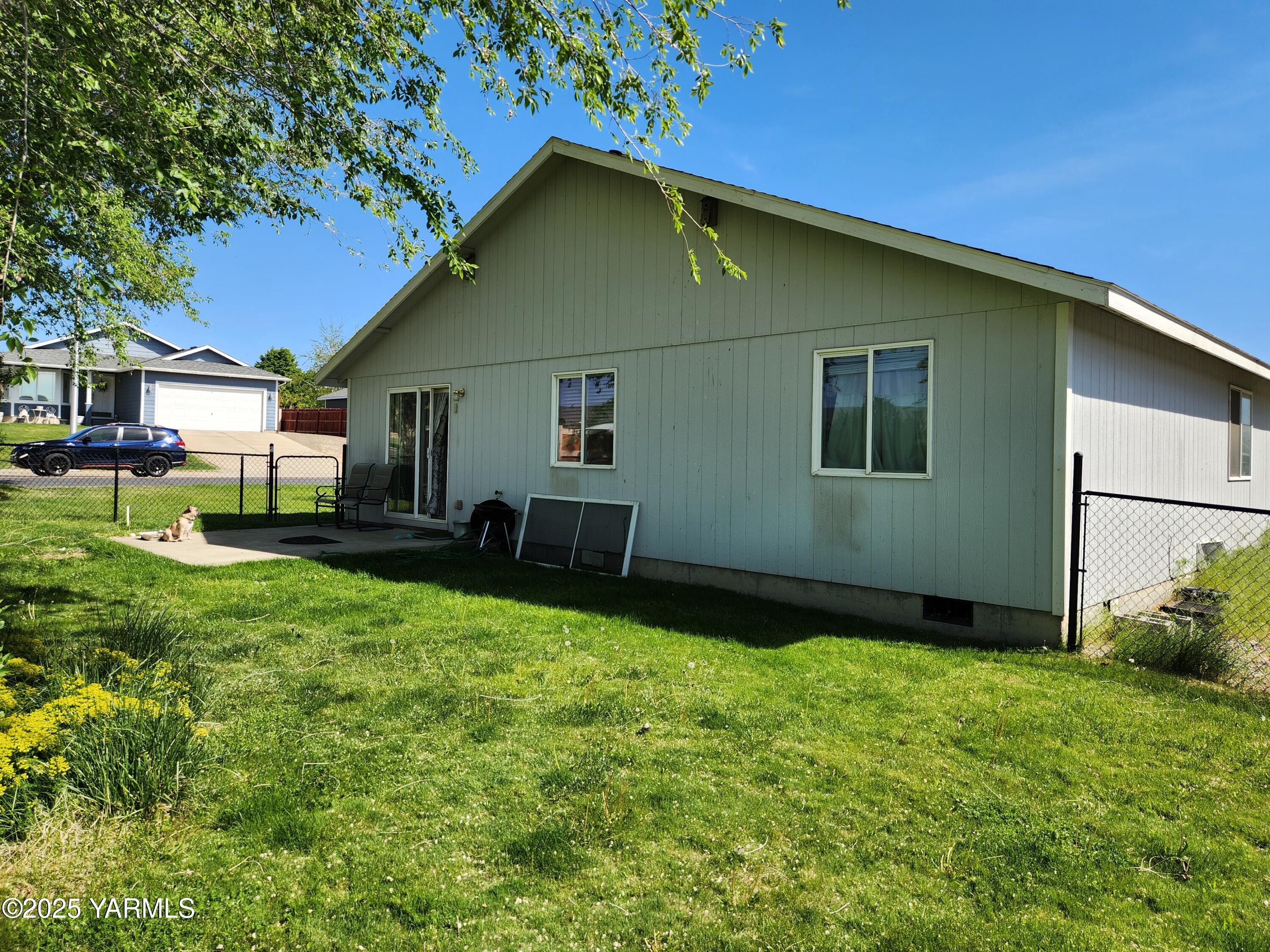 207 Clemans Avenue Moxee, WA 98936 - Photo 9 of 9 a backyard of a house with table and chairs