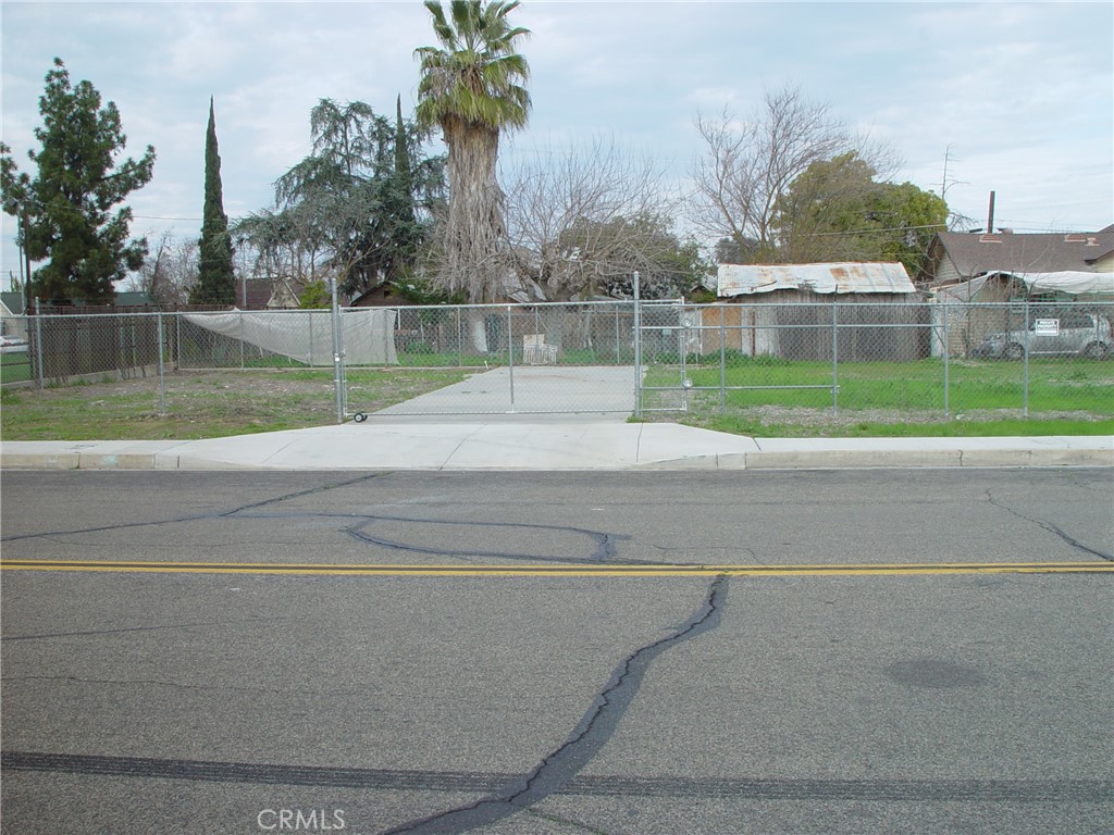 601 E Street Raymond, CA 93653 - Photo 2 of 3 a view of a yard