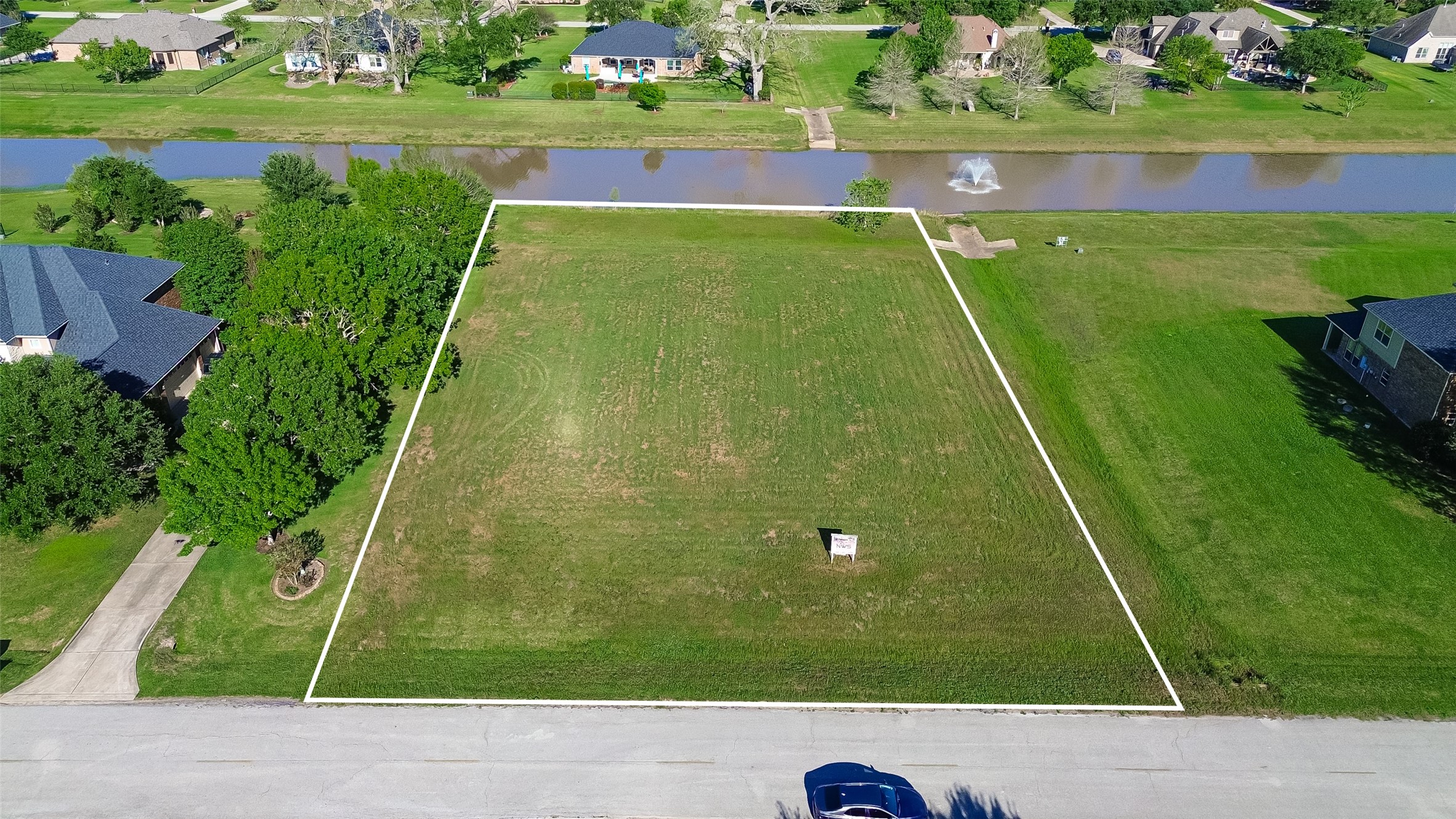 a view of a back yard