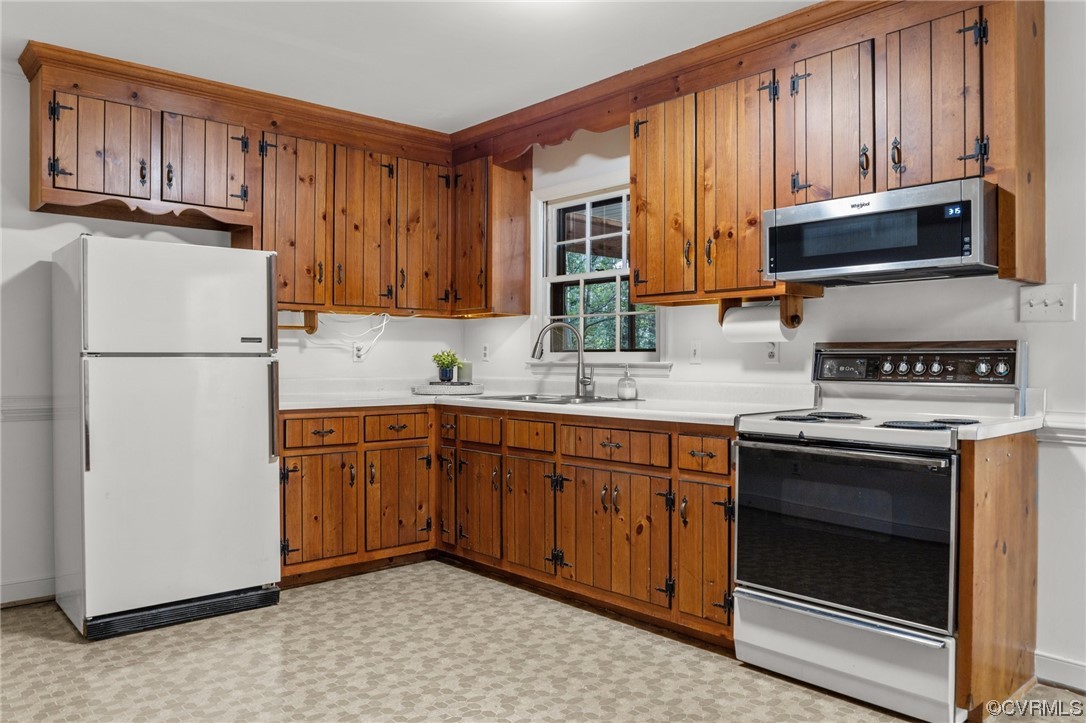 3917 Pebble Creek Road Midlothian, VA 23112 - Photo 31 of 50 Kitchen with crown molding, wood cabinets, light c