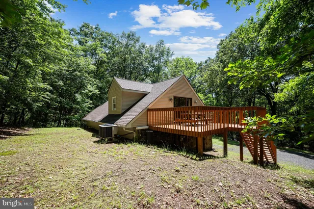 $325,000 | 734 Log Cabin Lane, Berkeley Springs, WV 25411
