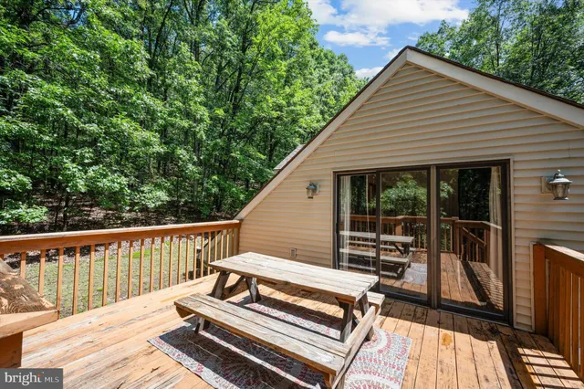 $325,000 | 734 Log Cabin Lane, Berkeley Springs, WV 25411