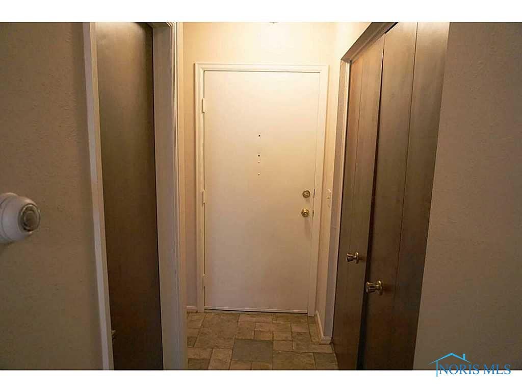 2233 Rockspring Road, Unit 1B Toledo, OH 43614 - Photo 6 of 20 Foyer.