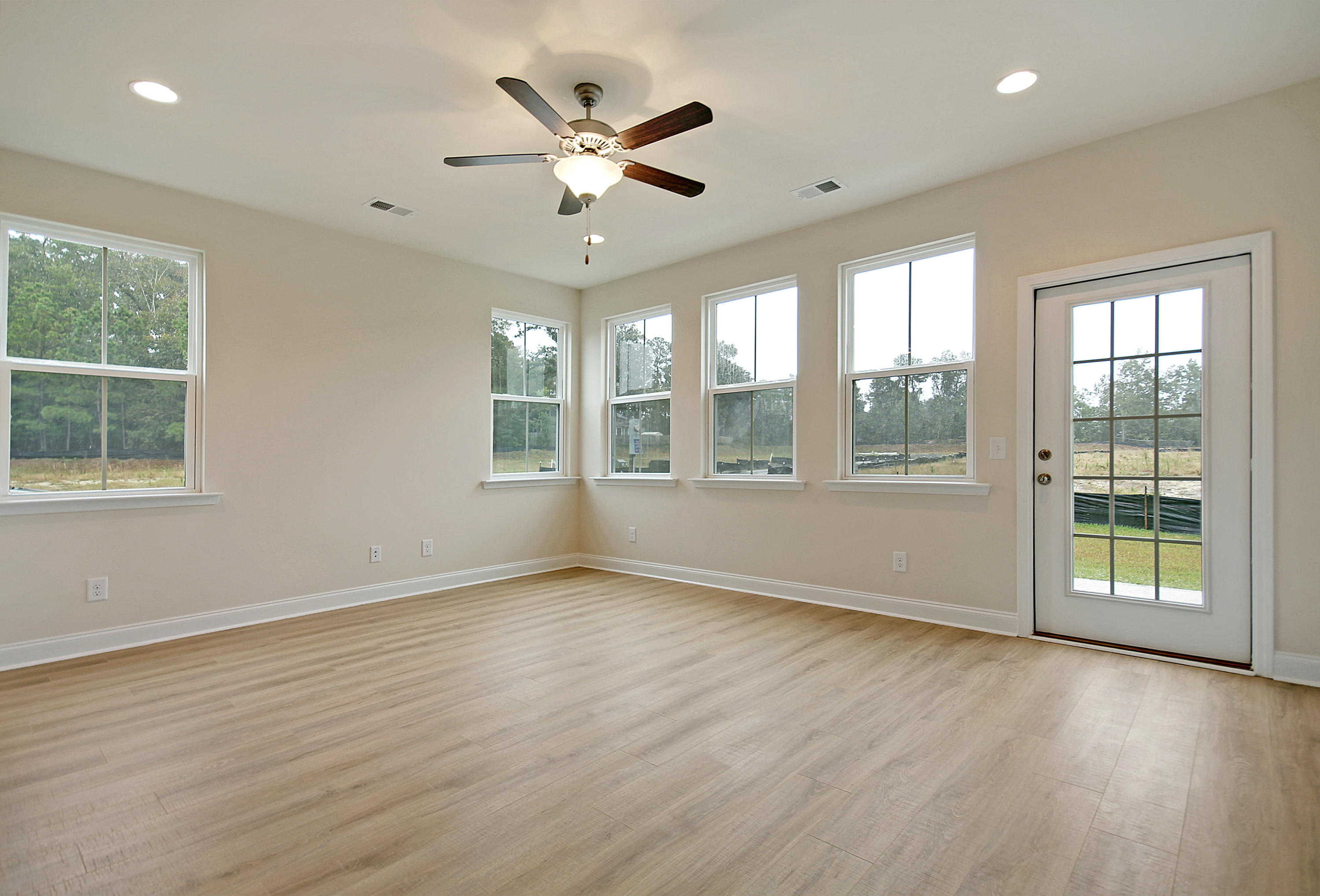 7749 Montview Road North Charleston, SC 29418 - Photo 3 of 6 Olive Branch Living Room