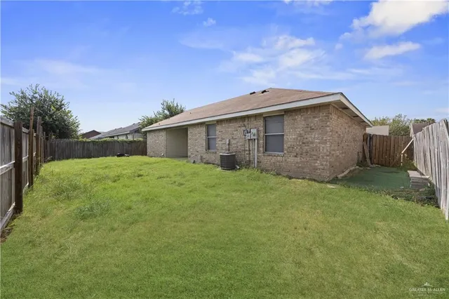 a view of a house with backyard
