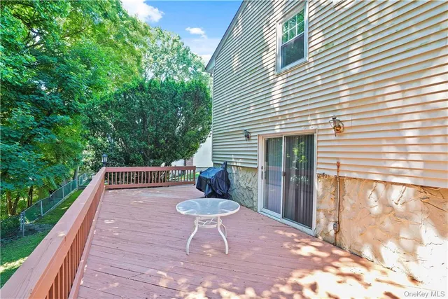 a view of a house with backyard