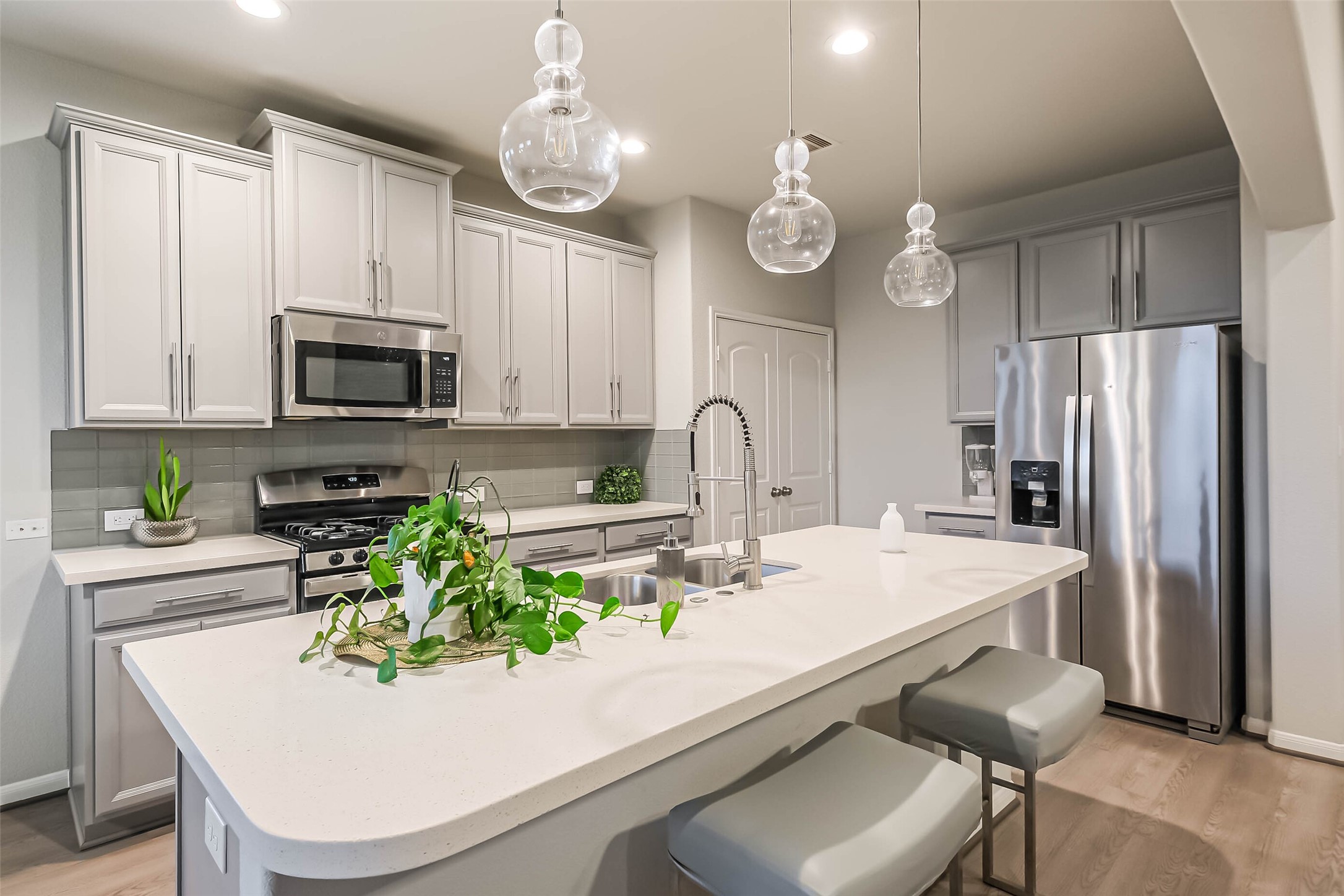 6214 Scott Way Rosenberg, TX 77471 - Photo 8 of 19 a kitchen with a sink a microwave a stove and refrigerator