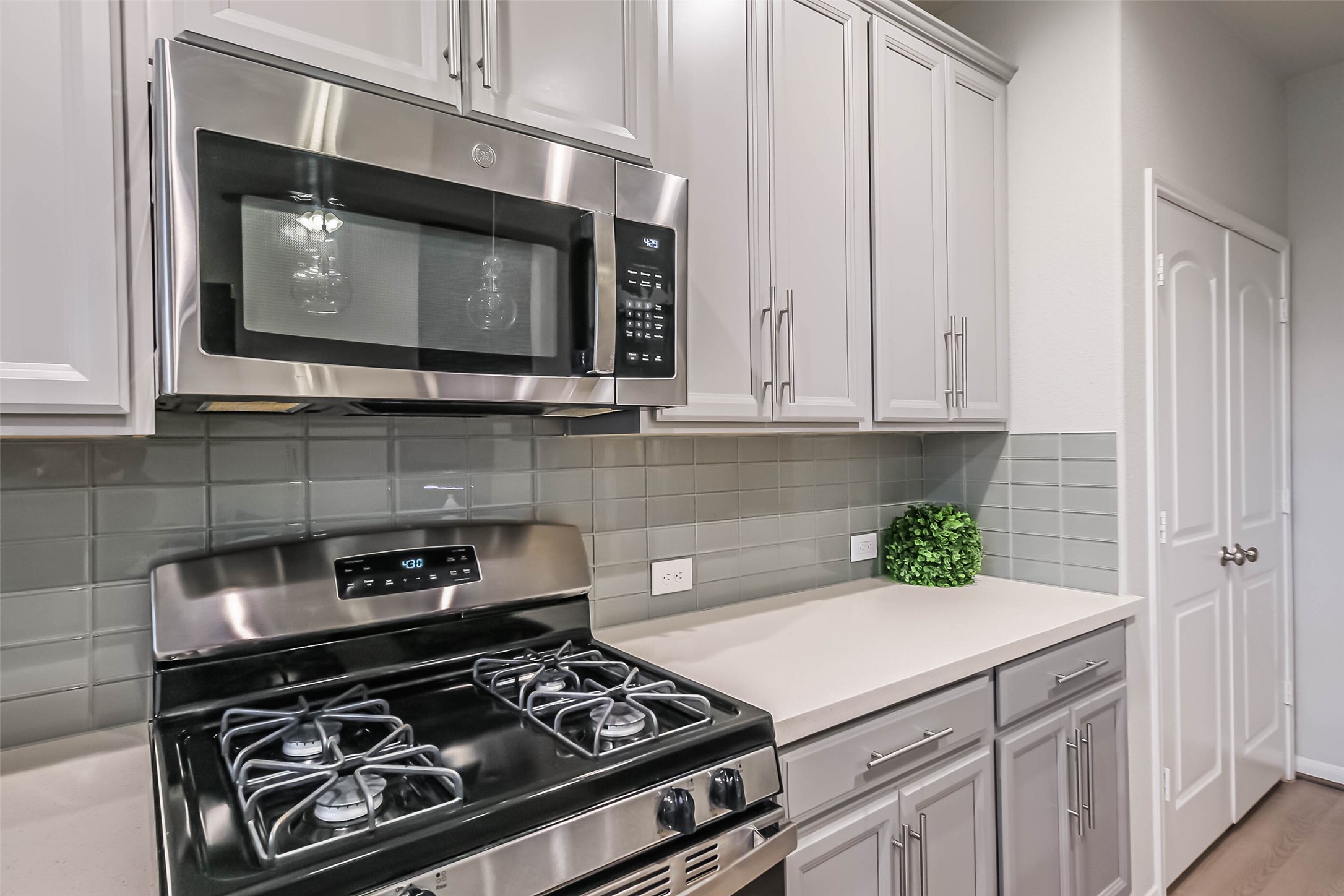 6214 Scott Way Rosenberg, TX 77471 - Photo 10 of 19 a kitchen with a stove and a microwave