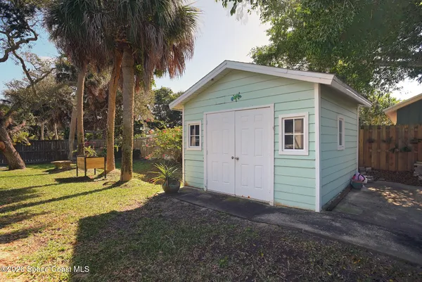a view of a house with backyard and trees