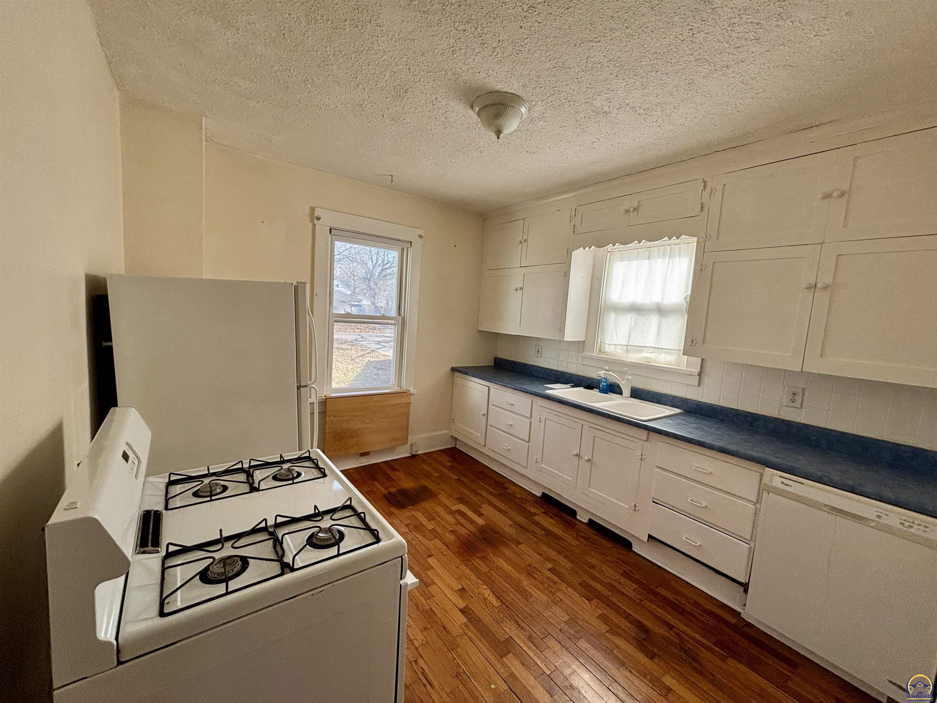 1033 Southwest Webster Avenue Topeka, KS 66604 - Photo 13 of 17