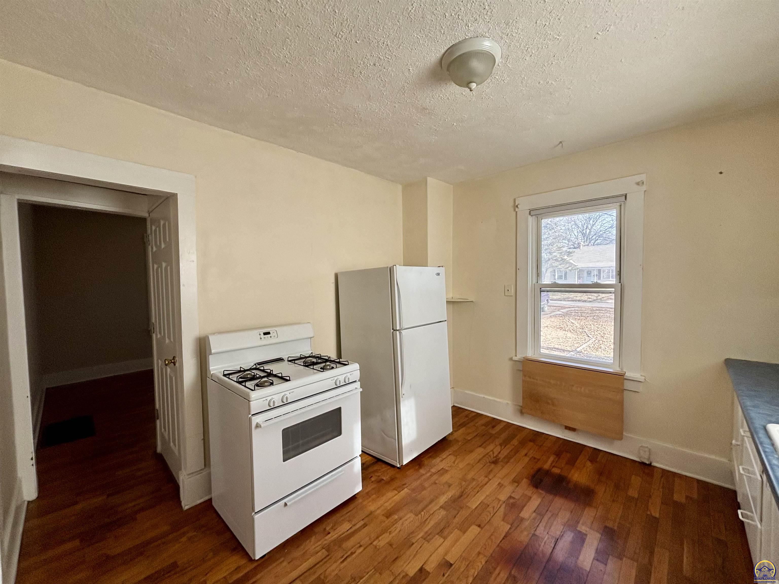 1033 Southwest Webster Avenue Topeka, KS 66604 - Photo 14 of 17