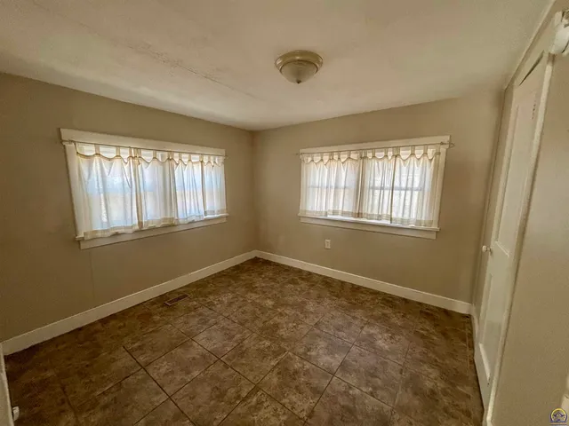 $69,900 | 1033 Southwest Webster Avenue, Topeka, KS 66604