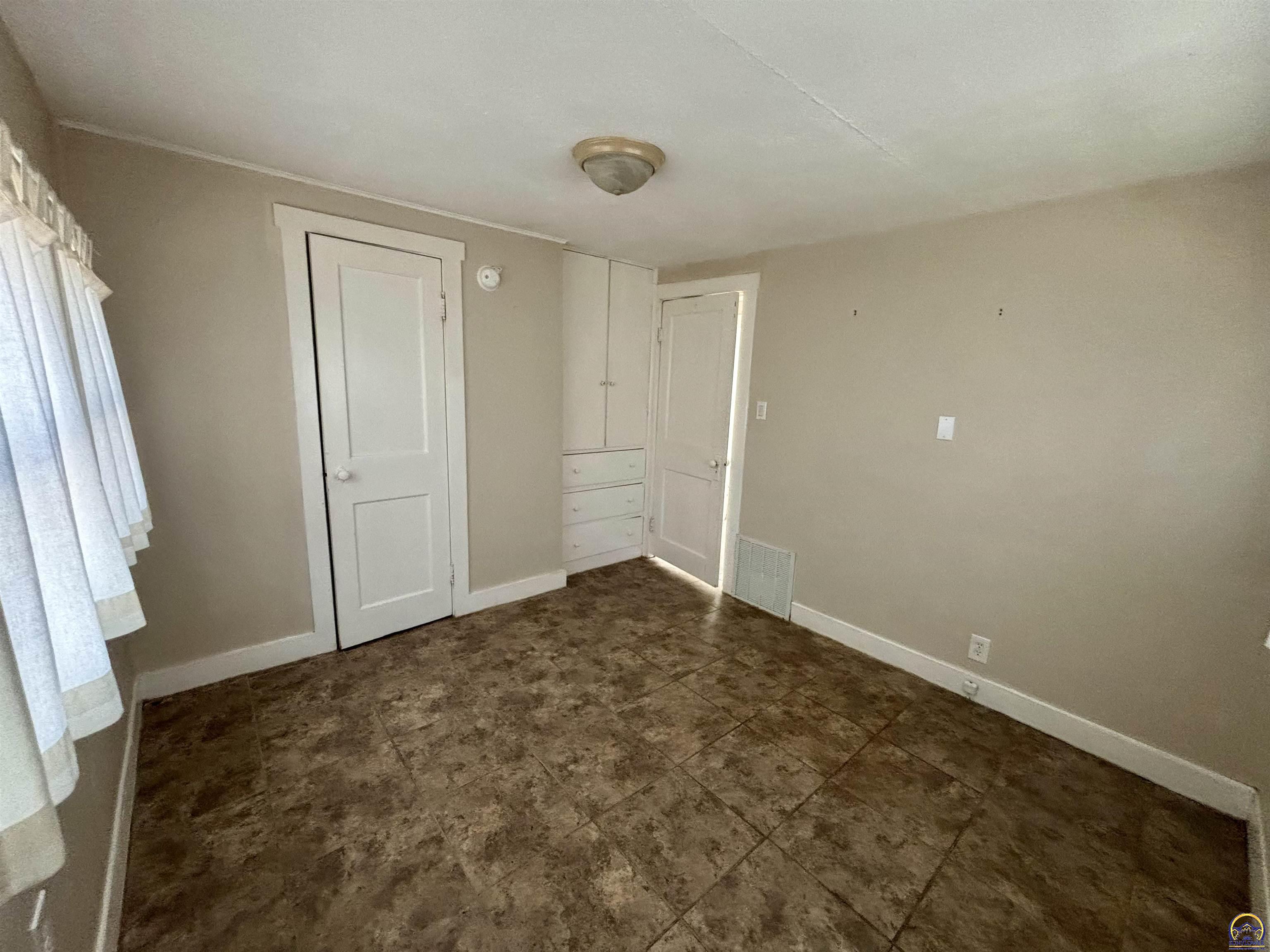 1033 Southwest Webster Avenue Topeka, KS 66604 - Photo 8 of 17