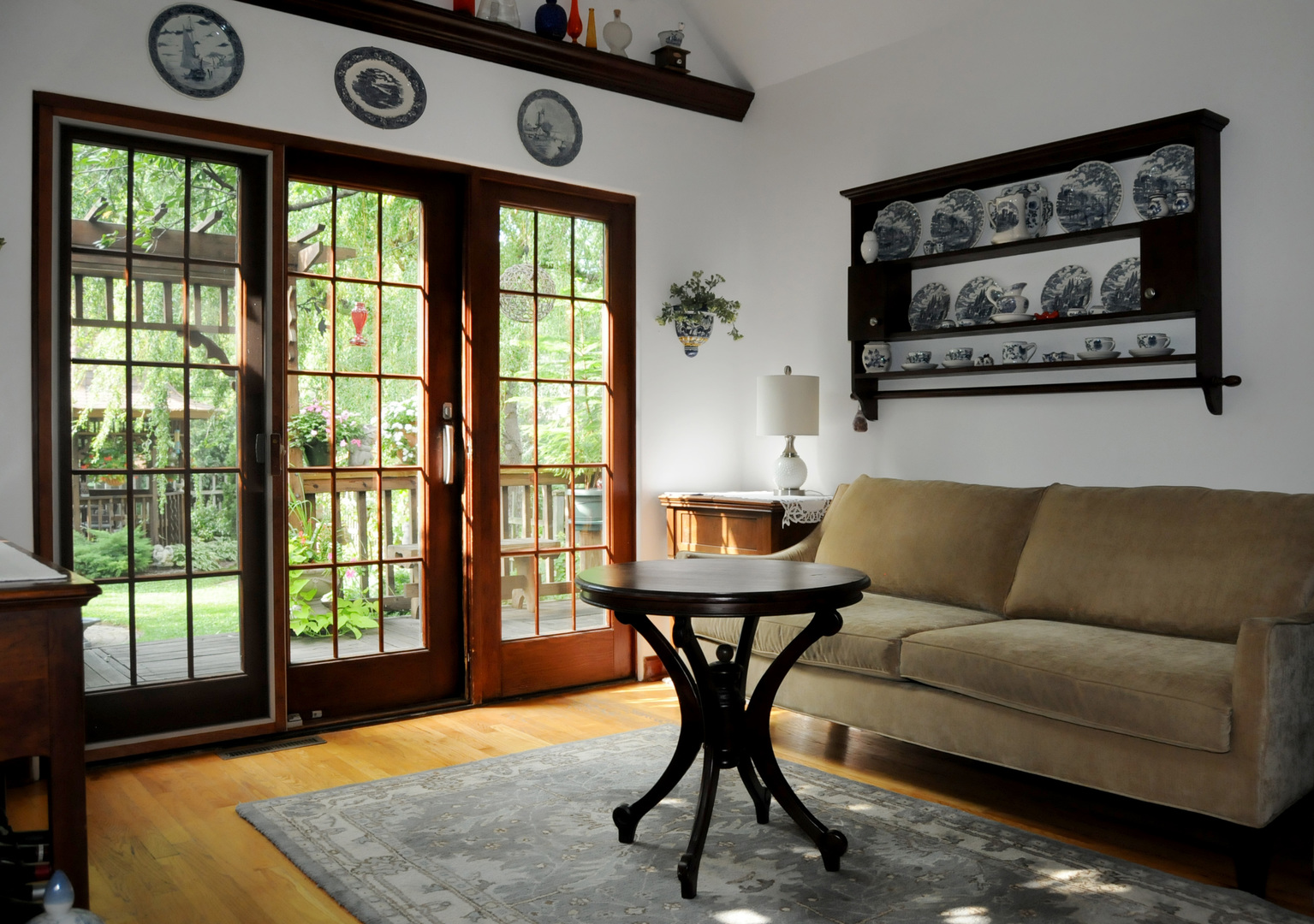 526 Longcommon Road Riverside, IL 60546 - Photo 22 of 40 a living room with furniture and a large window