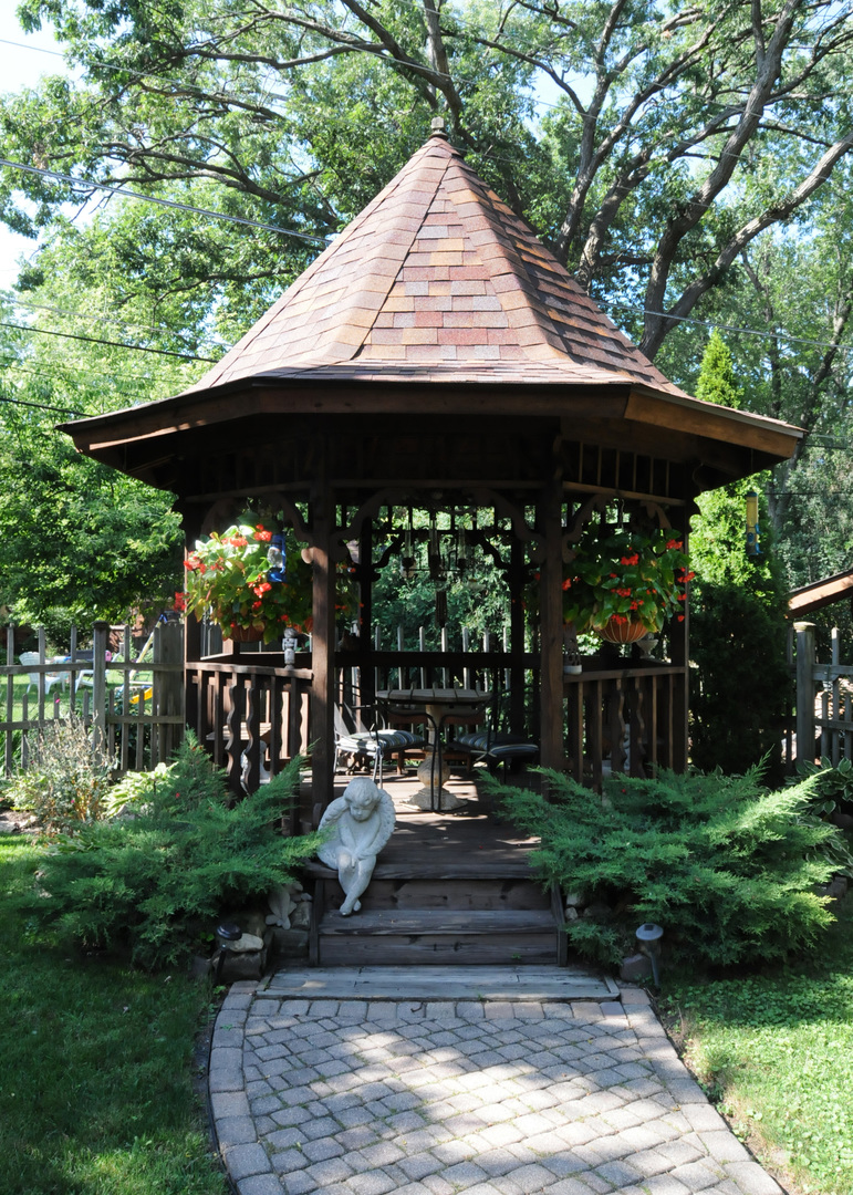 526 Longcommon Road Riverside, IL 60546 - Photo 35 of 40 a view of a patio with table and chairs under an umbrella
