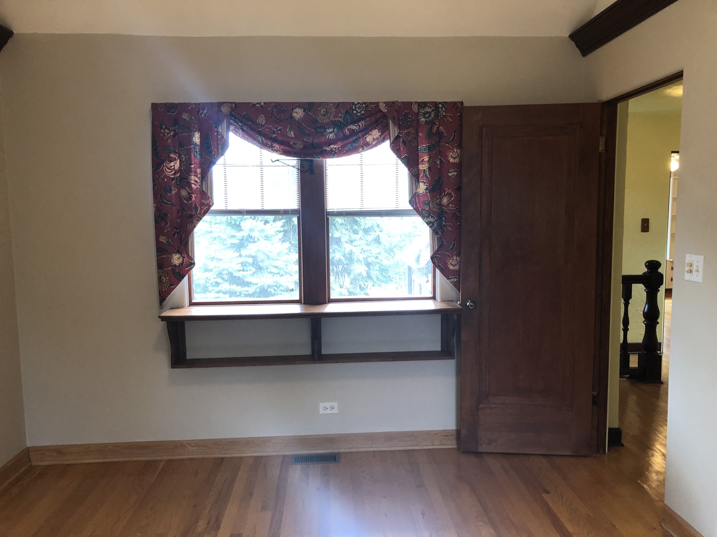 526 Longcommon Road Riverside, IL 60546 - Photo 8 of 40 a living room with a large window