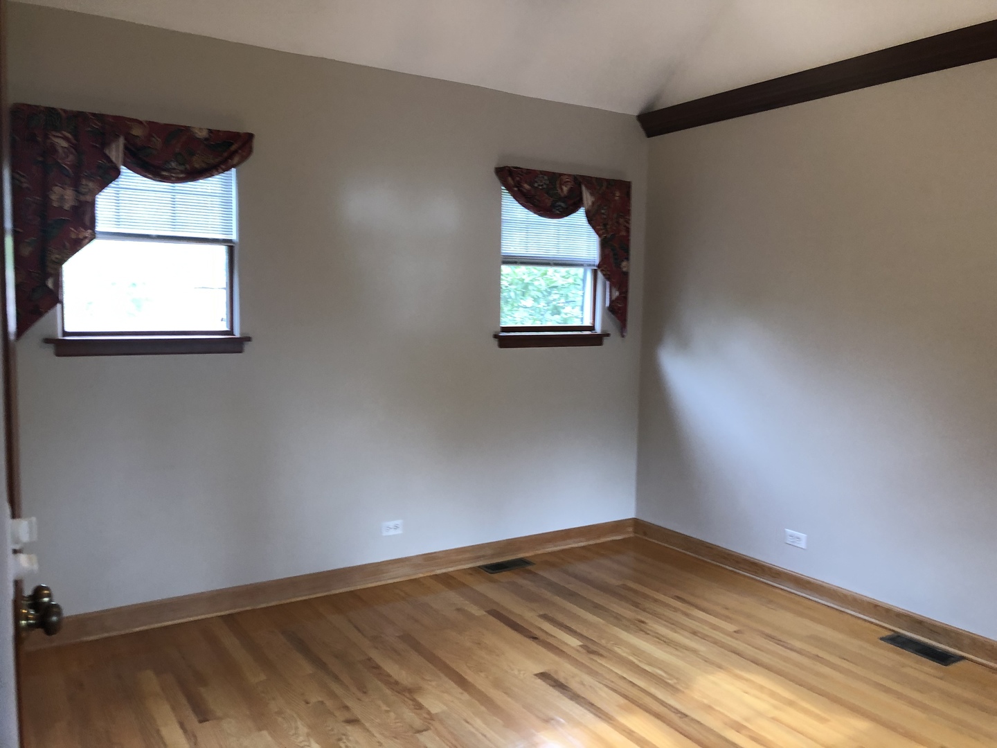 526 Longcommon Road Riverside, IL 60546 - Photo 10 of 40 an empty room with a window