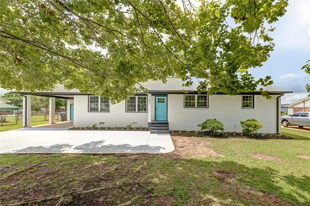 $300,000 | 203 Montgomery Street, Laurens, SC 29360