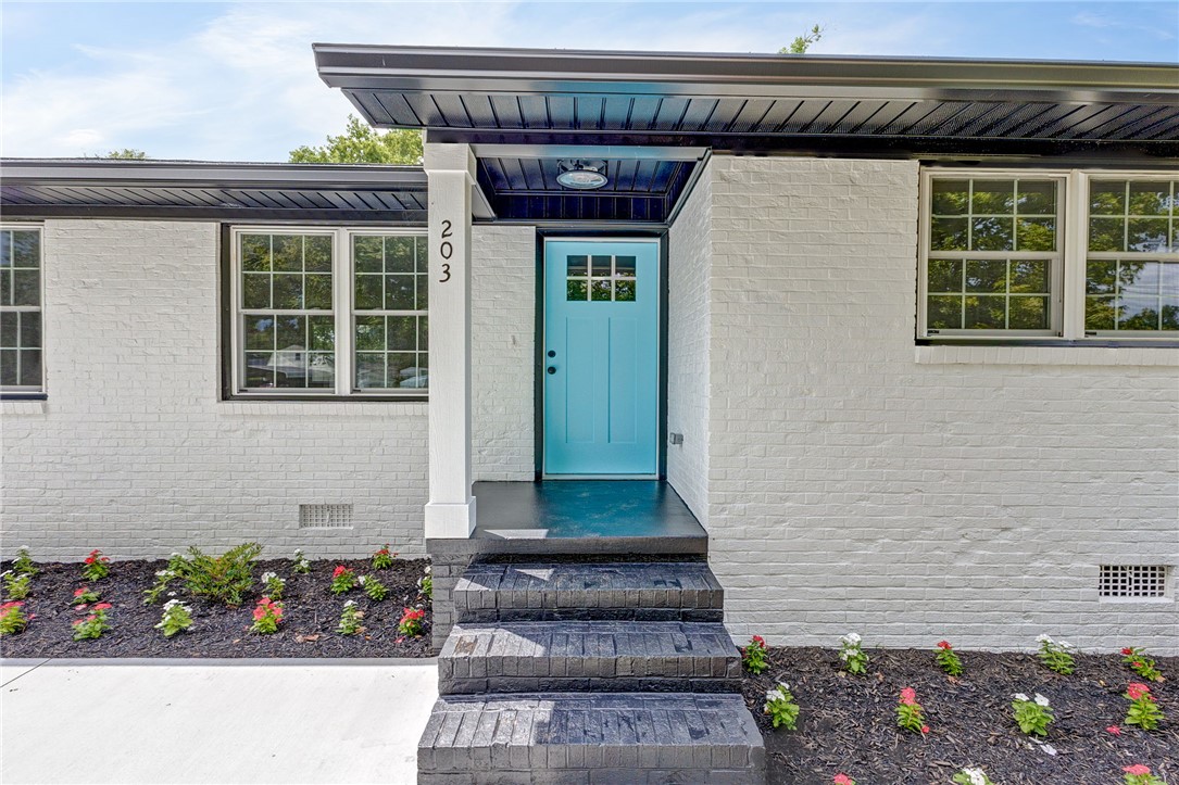 203 Montgomery Street Laurens, SC 29360 - Photo 2 of 34